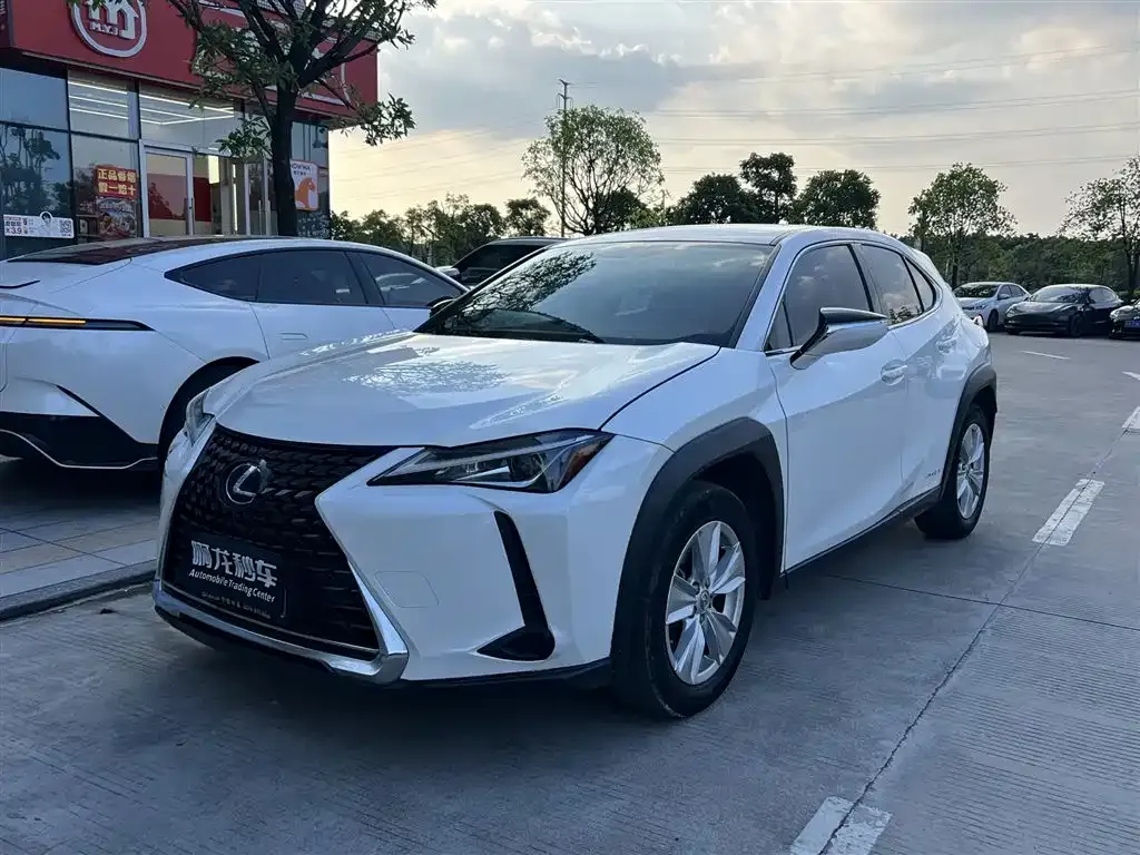 Lexus UX — фото 1