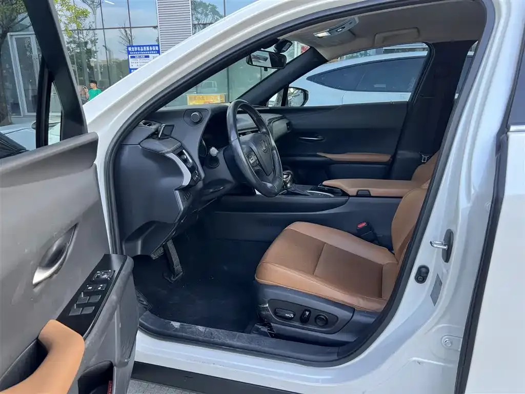 Lexus UX — фото 2