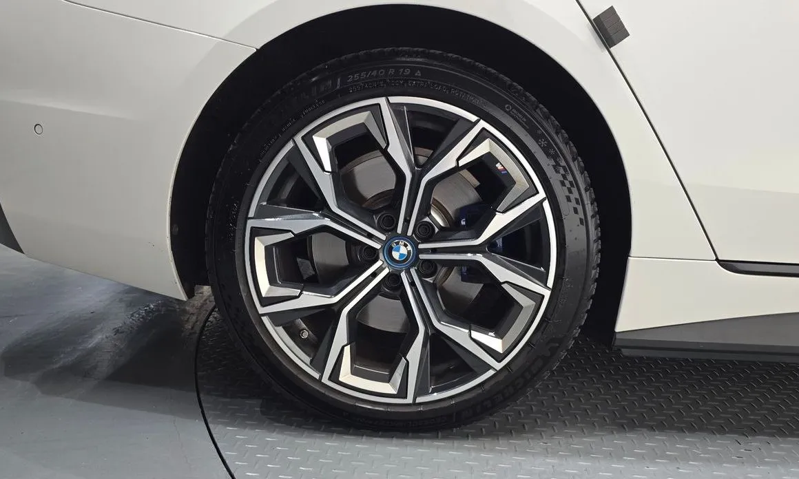 BMW i4 — фото 6