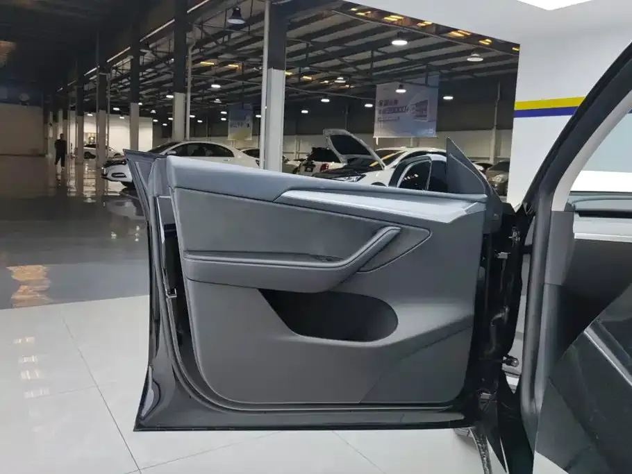 Tesla Model Y — фото 10