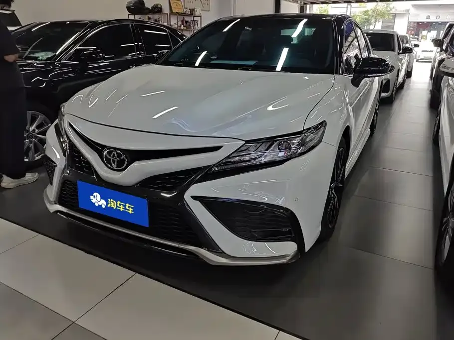 Toyota Camry — фото 1