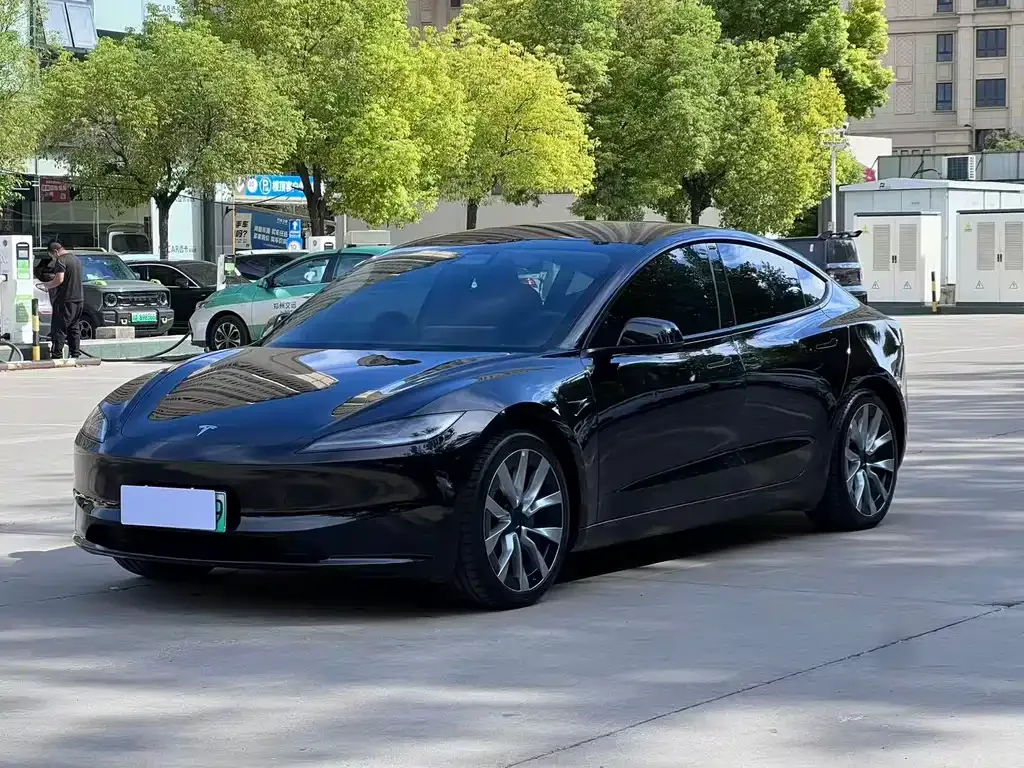 Tesla Model 3 — фото 1