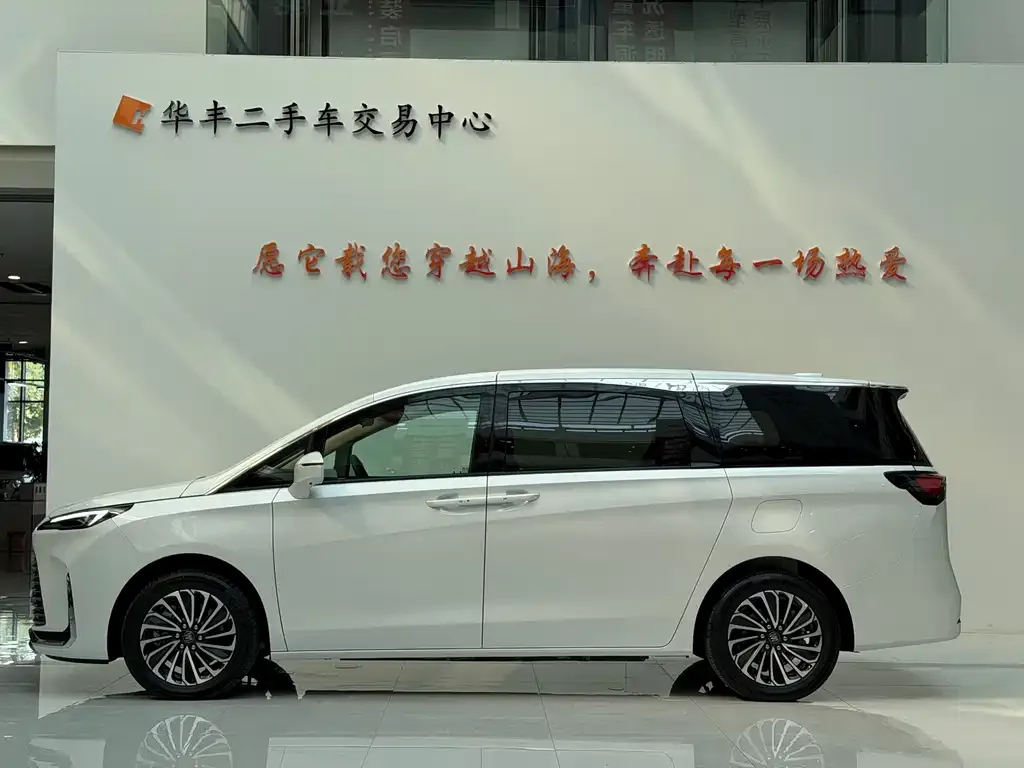 Buick GL8 Hybrid — фото 10