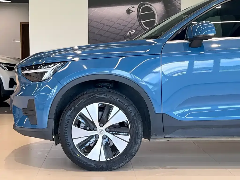 Volvo XC40 — фото 9