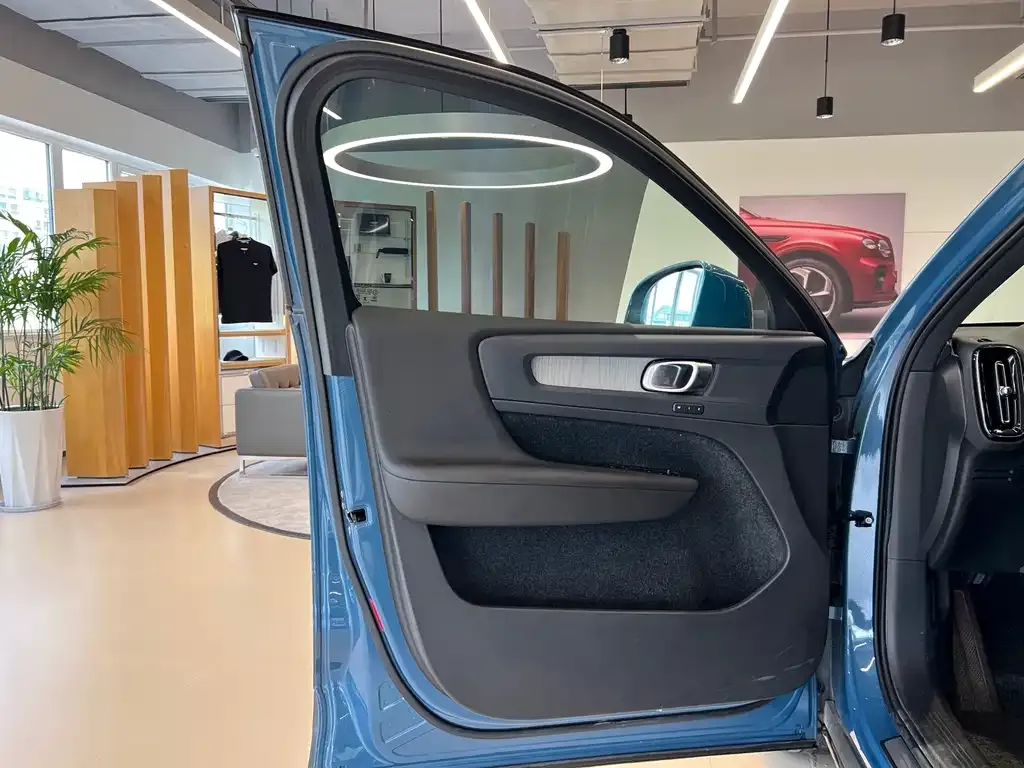 Volvo XC40 — фото 2