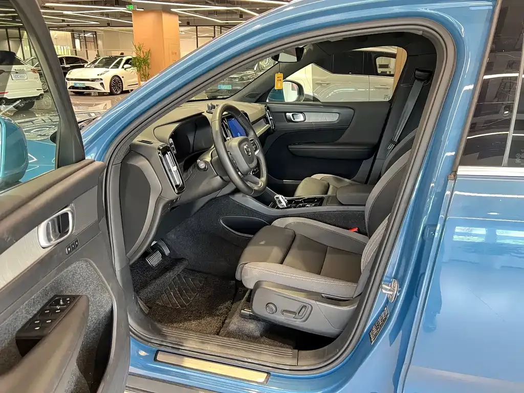 Volvo XC40 — фото 10