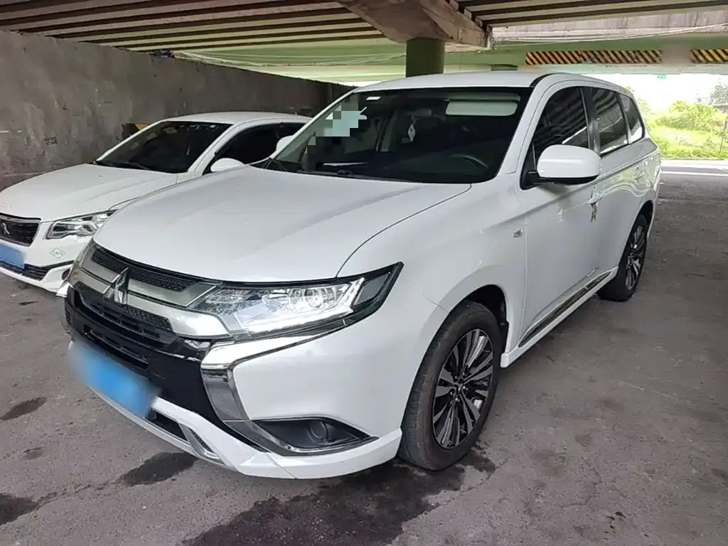 Mitsubishi Outlander — фото 1