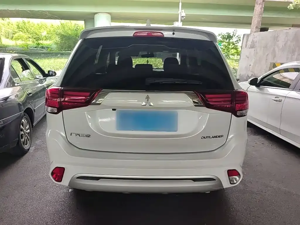 Mitsubishi Outlander — фото 7