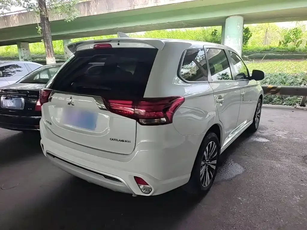 Mitsubishi Outlander — фото 10
