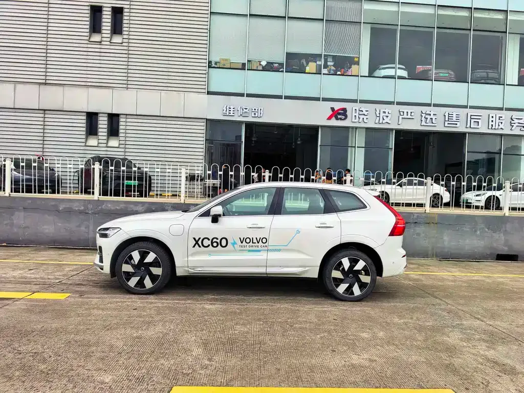Volvo XC60 PHEV — фото 4