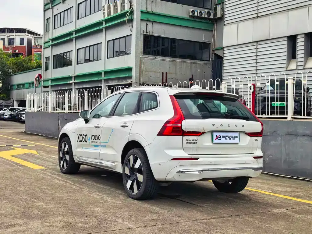 Volvo XC60 PHEV — фото 9