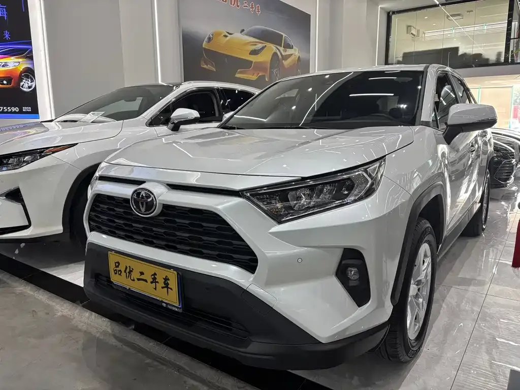 Toyota RAV4 — фото 1