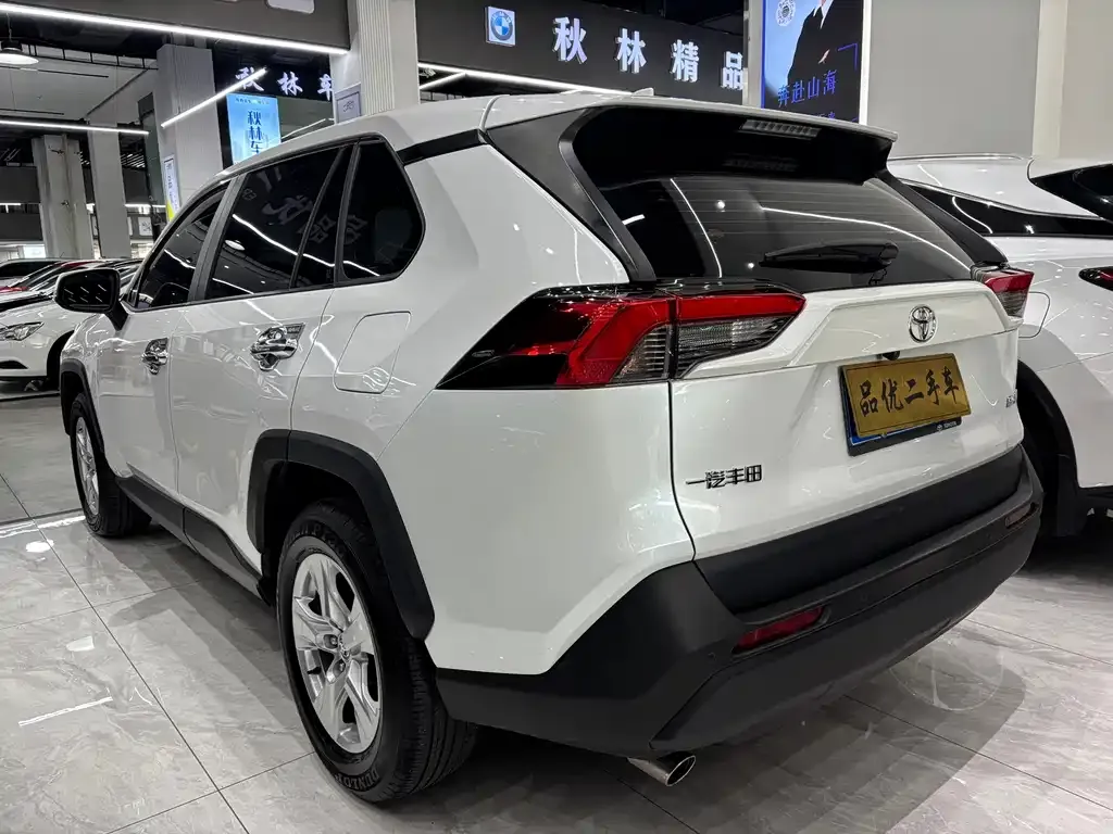 Toyota RAV4 — фото 7