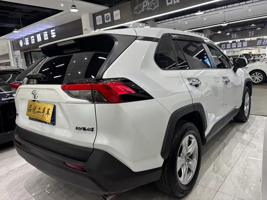 Toyota RAV4 — фото 5