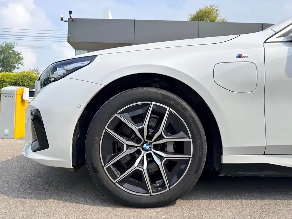 BMW i5 — фото 10