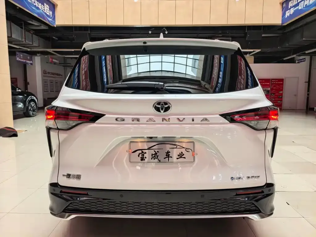 Toyota Granvia — фото 5