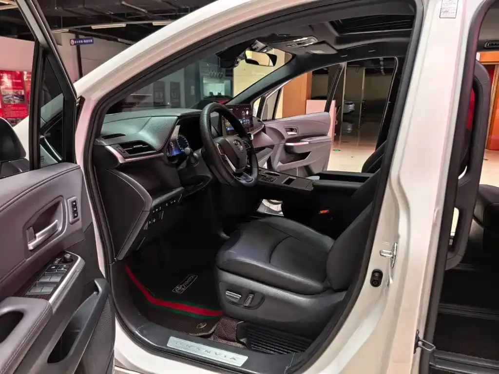 Toyota Granvia — фото 2