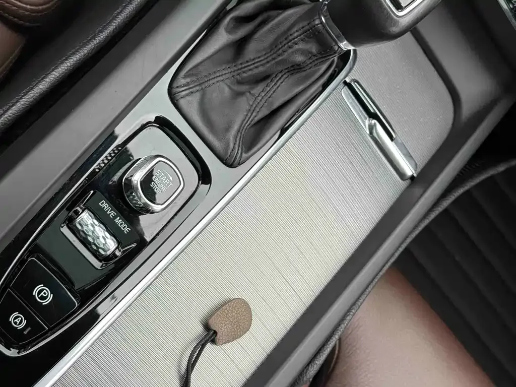 Volvo XC60 — фото 2