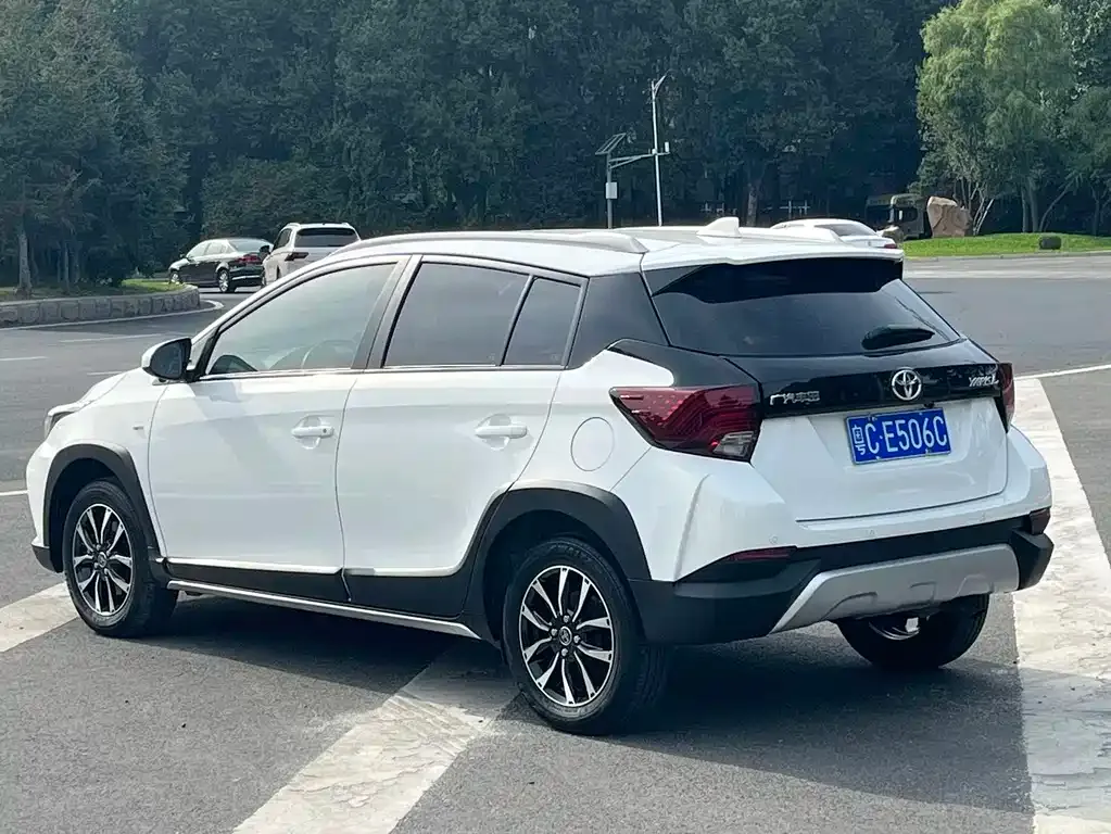 Toyota Yaris L — фото 7