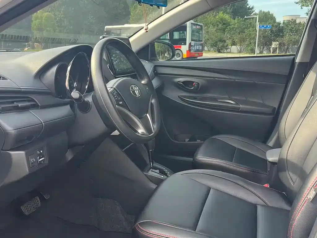 Toyota Yaris L — фото 3