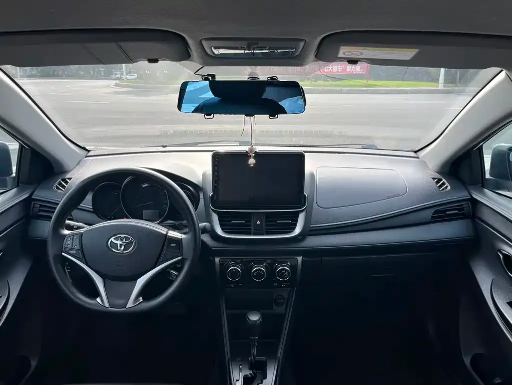 Toyota Yaris L — фото 10