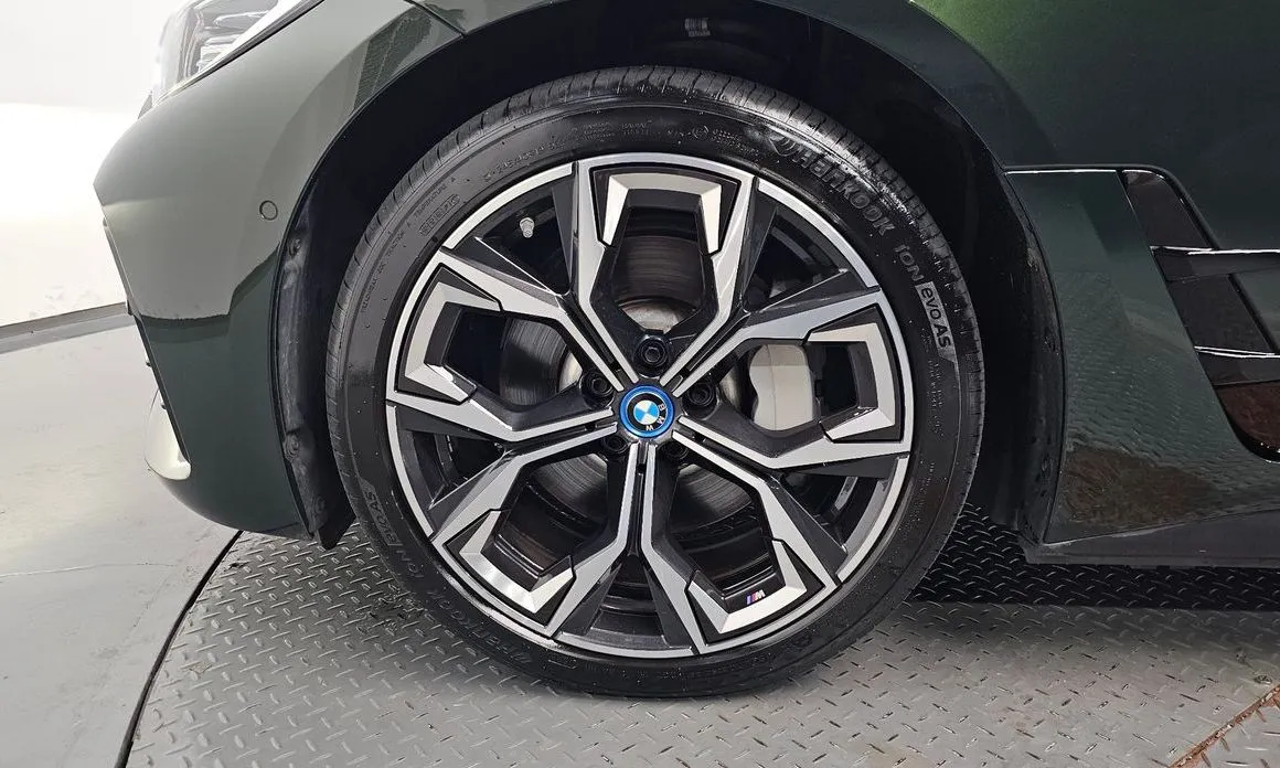 BMW i4 — фото 7