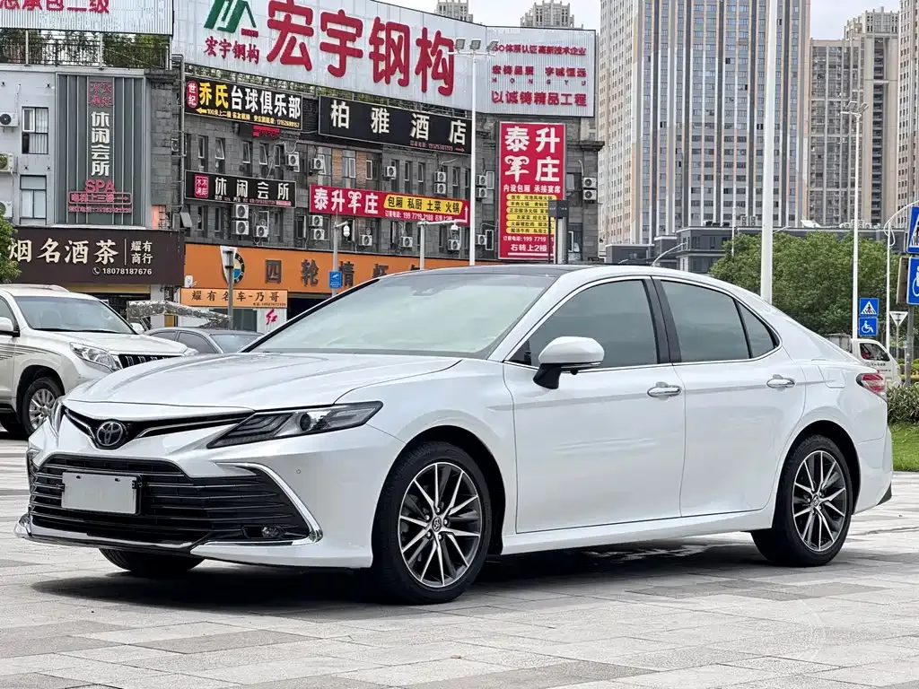 Toyota Camry — фото 1