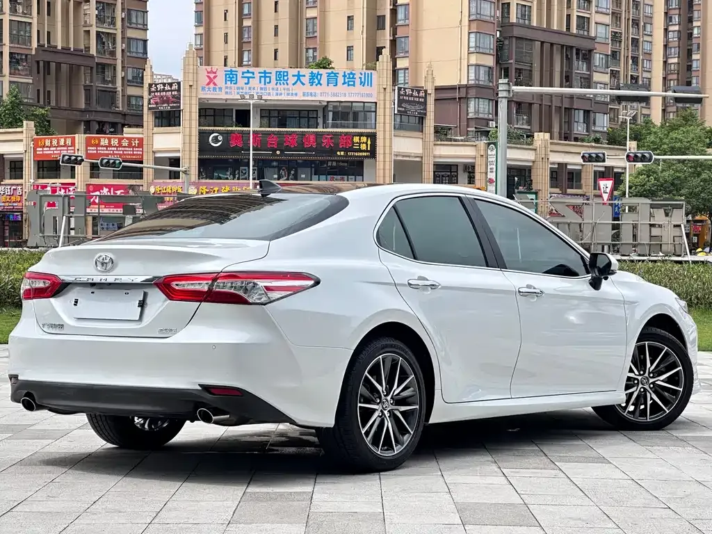 Toyota Camry — фото 4