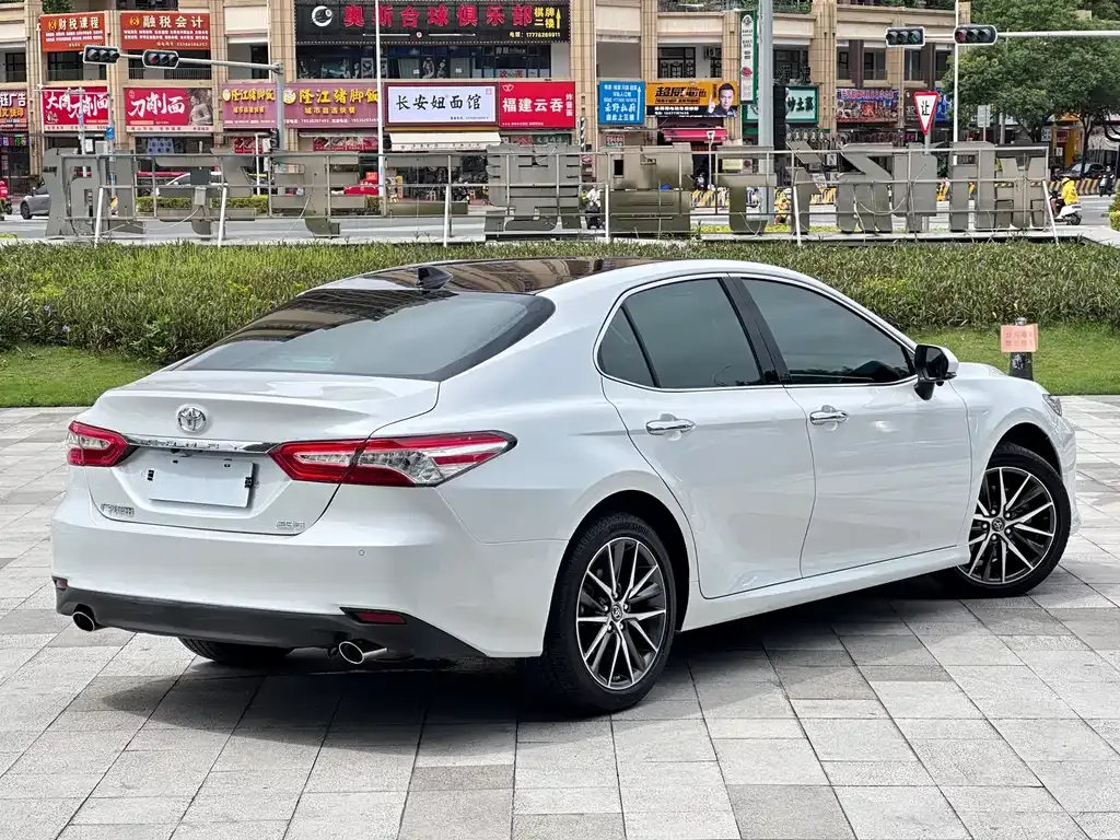 Toyota Camry — фото 2