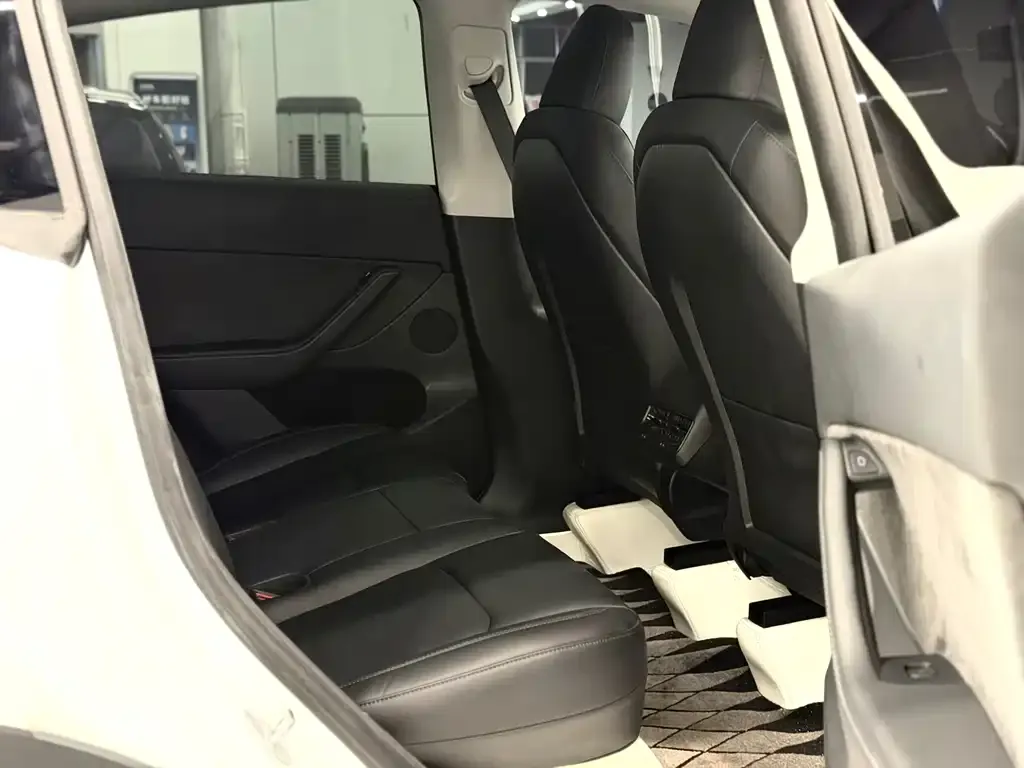 Tesla Model Y — фото 5