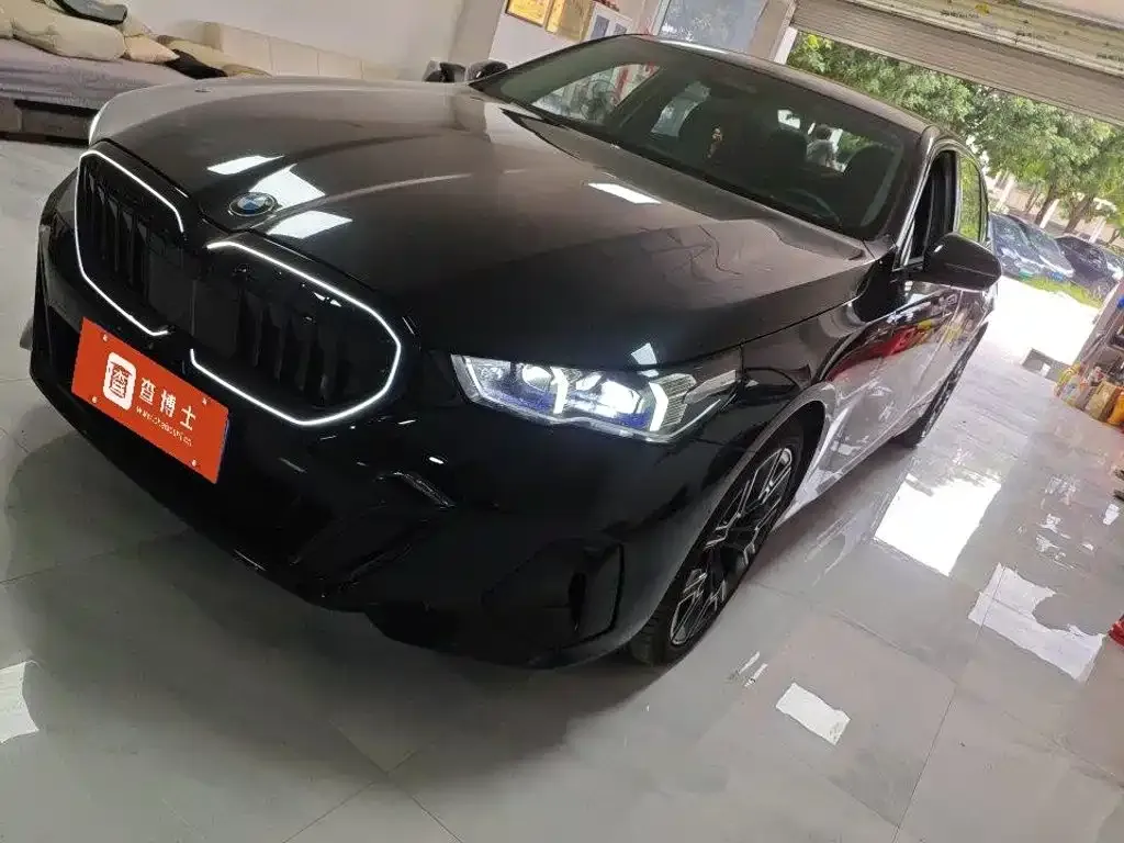 BMW 5 Series — фото 1