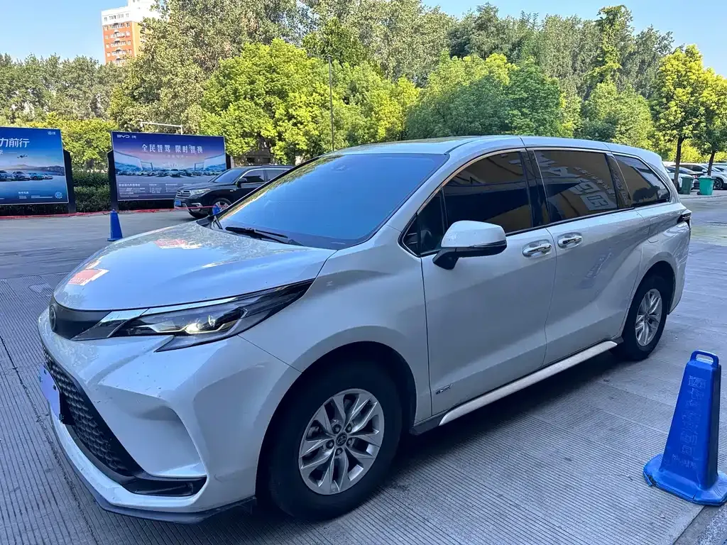 Toyota Granvia — фото 1
