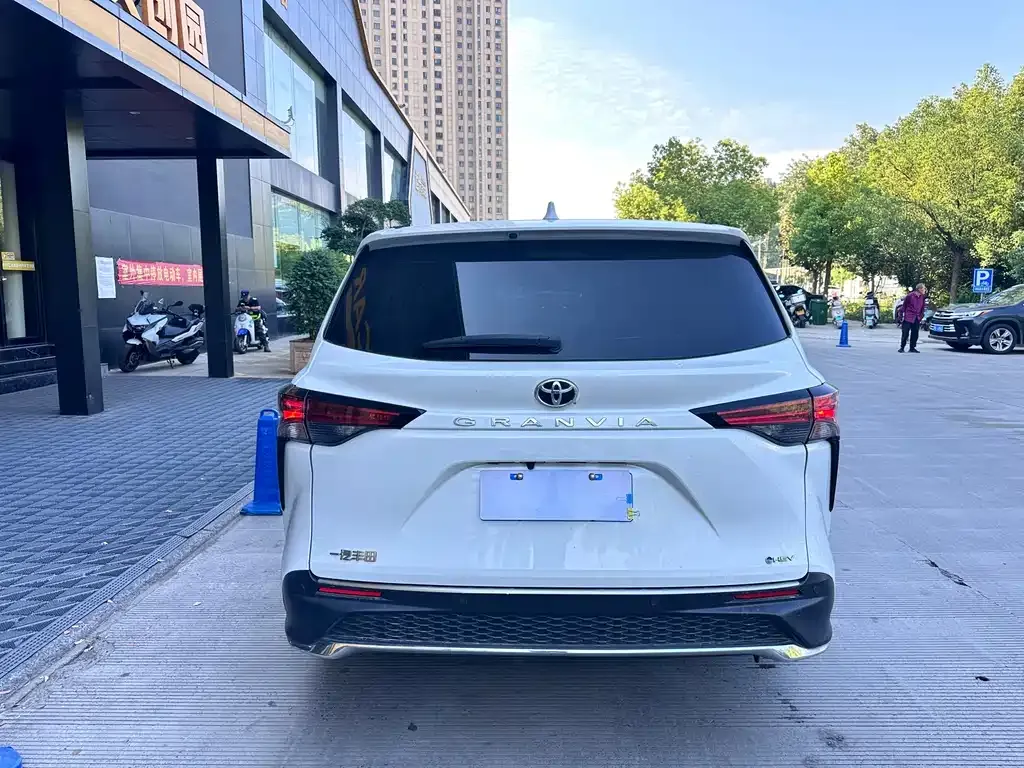Toyota Granvia — фото 4