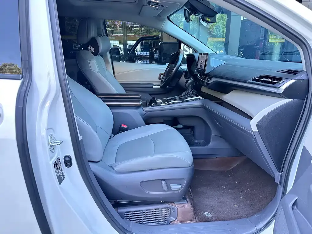 Toyota Granvia — фото 5