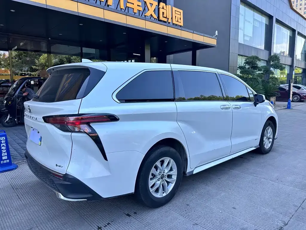 Toyota Granvia — фото 7