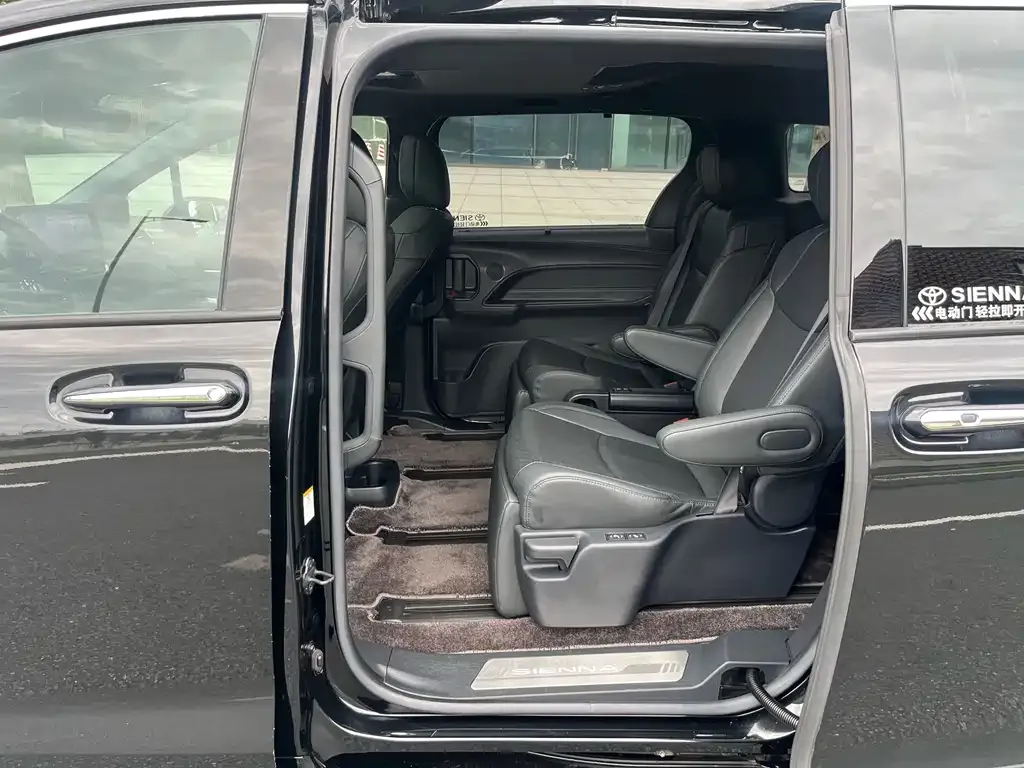 Toyota Sienna — фото 2
