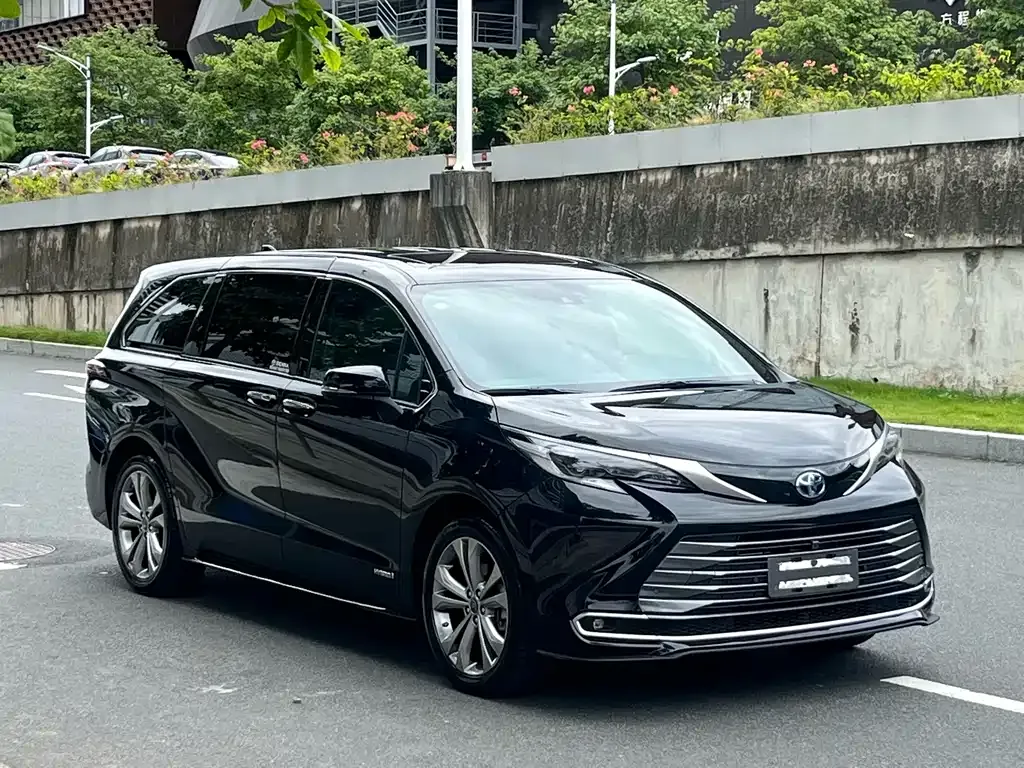 Toyota Sienna — фото 10