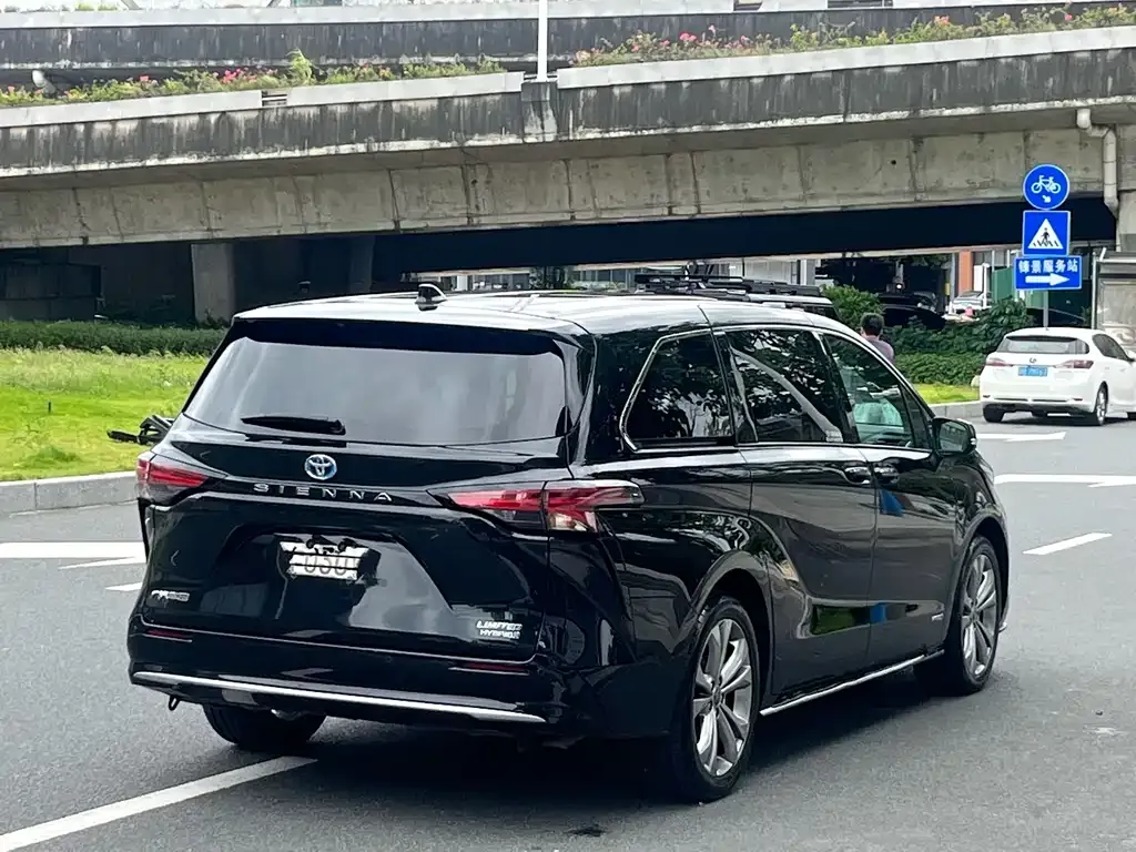 Toyota Sienna — фото 9