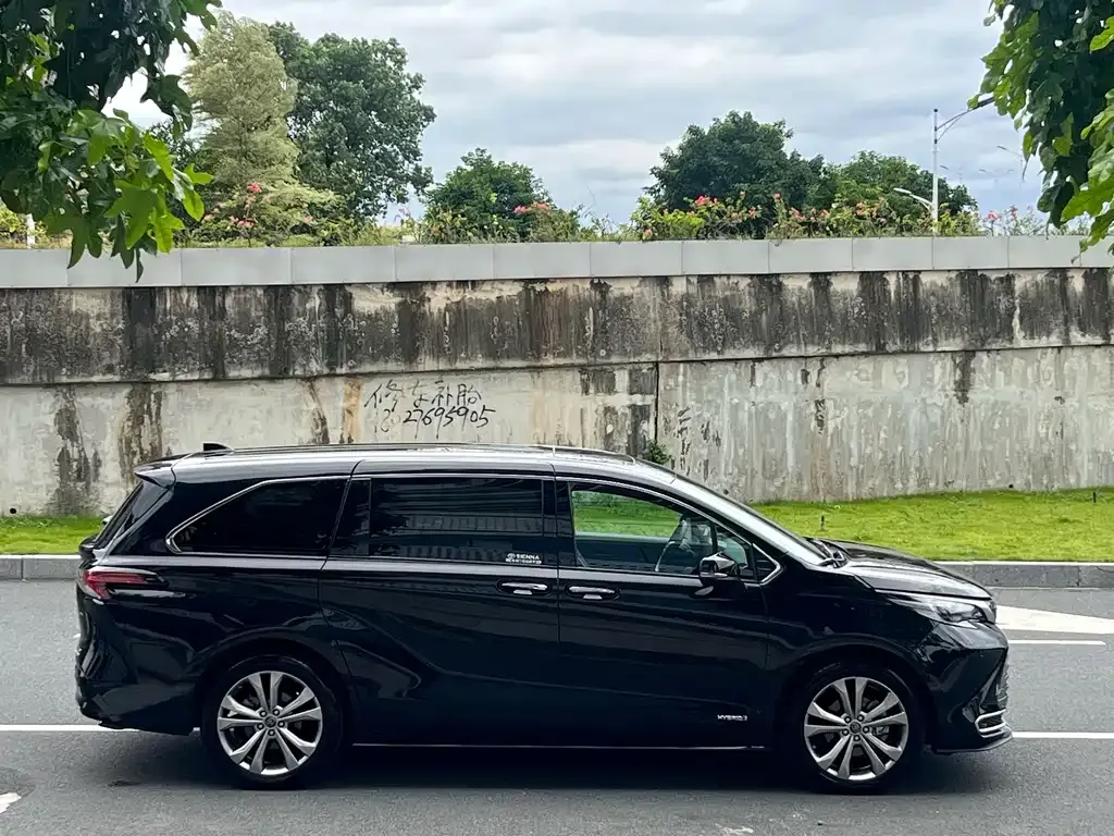 Toyota Sienna — фото 8