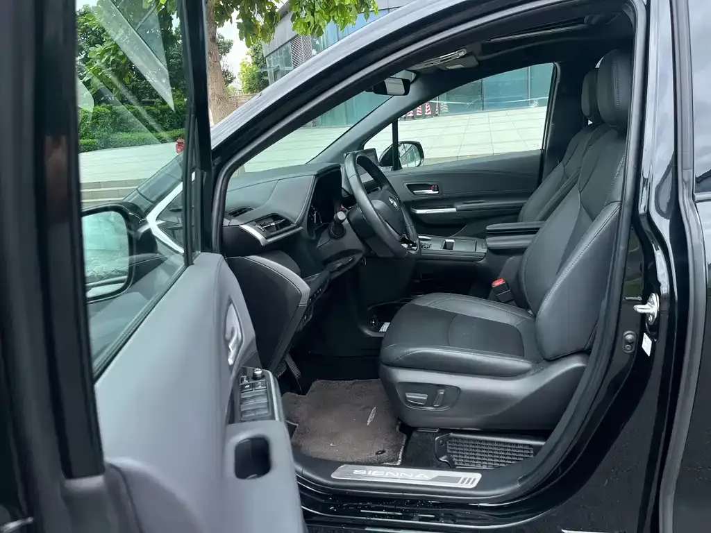 Toyota Sienna — фото 4