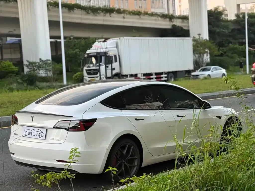 Tesla Model 3 — фото 10