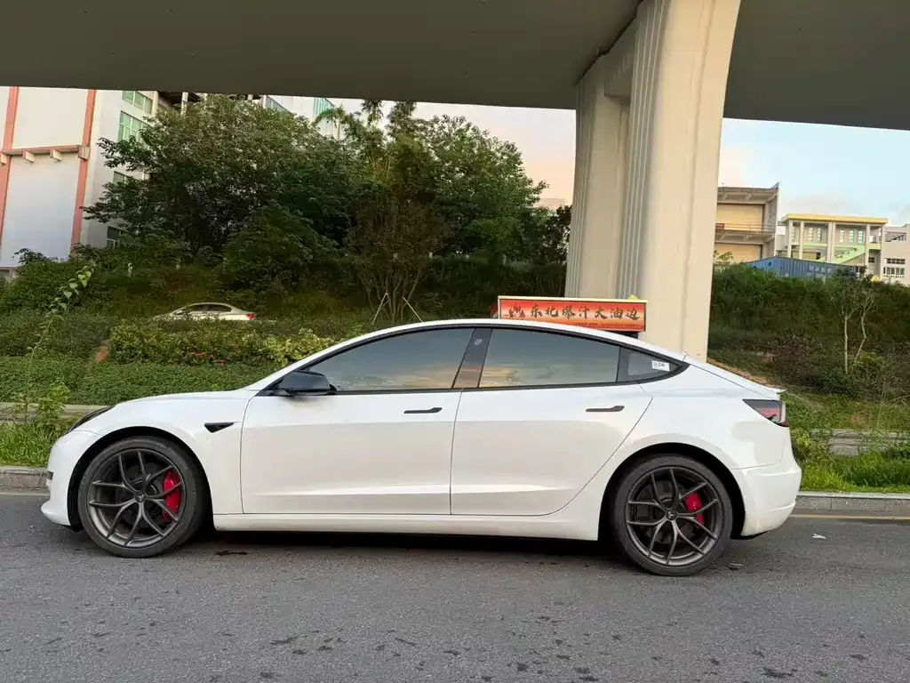 Tesla Model 3 — фото 9