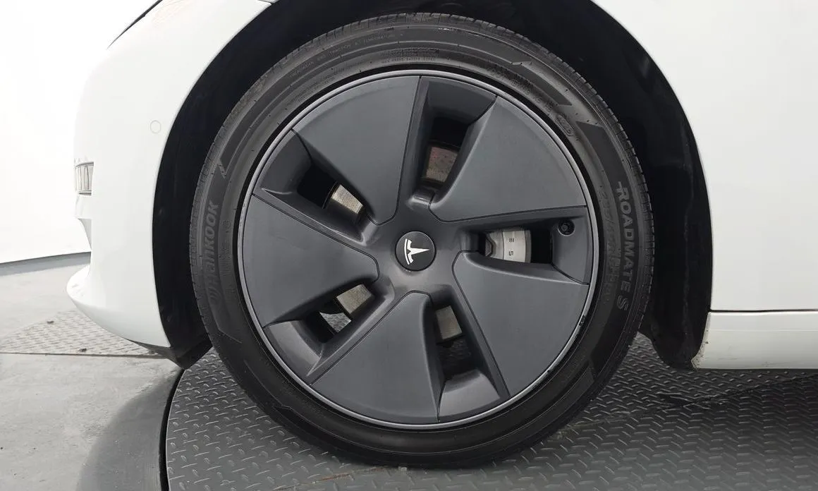 Tesla Model 3 — фото 10