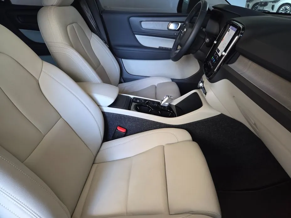 Volvo XC40 — фото 10