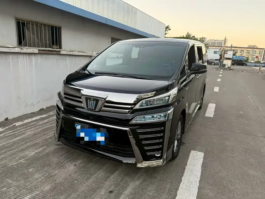 Toyota Vellfire — фото 1