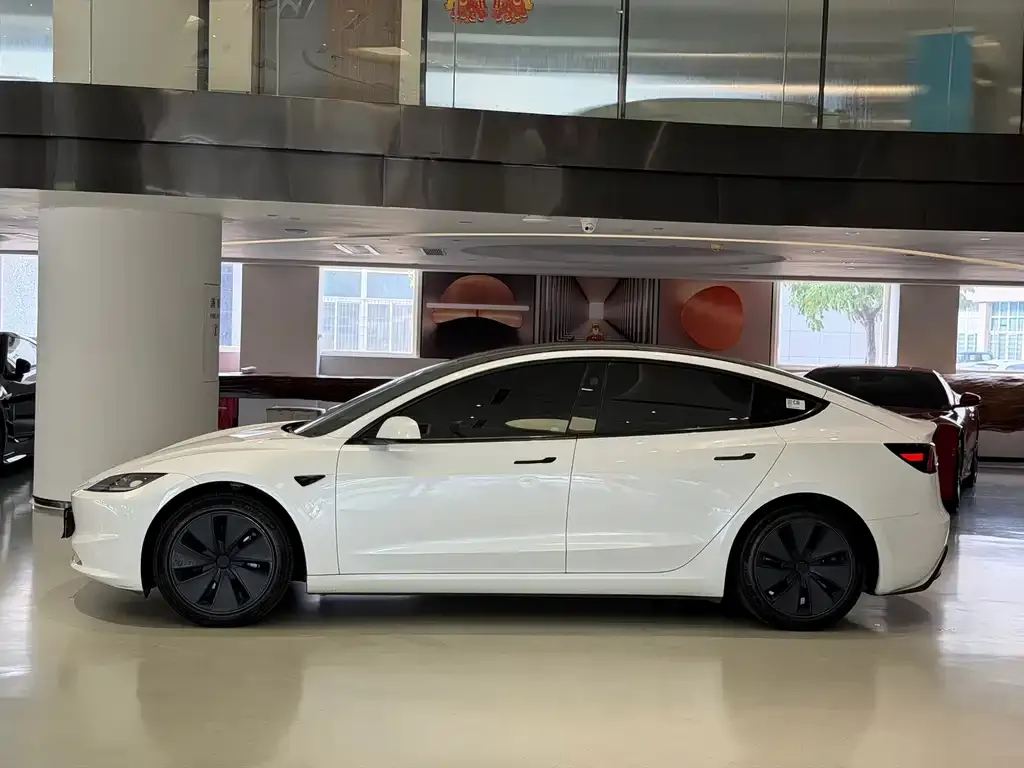 Tesla Model 3 — фото 3