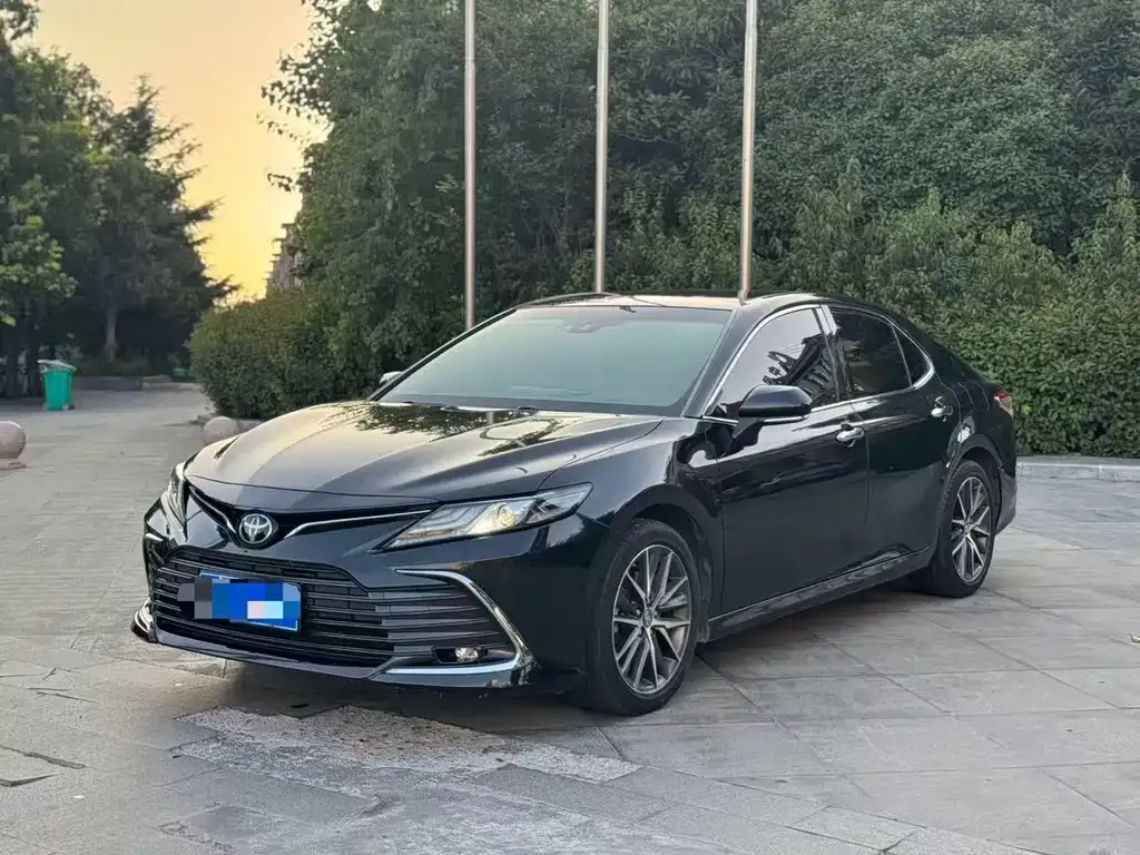 Toyota Camry — фото 1