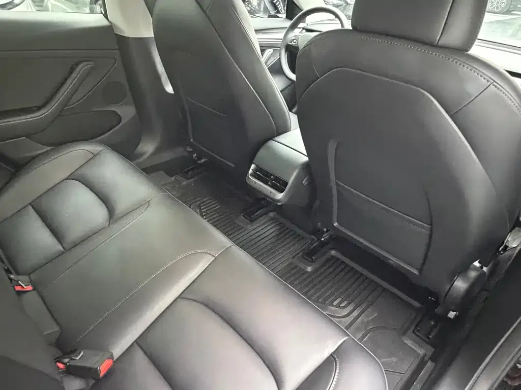 Tesla Model 3 — фото 10