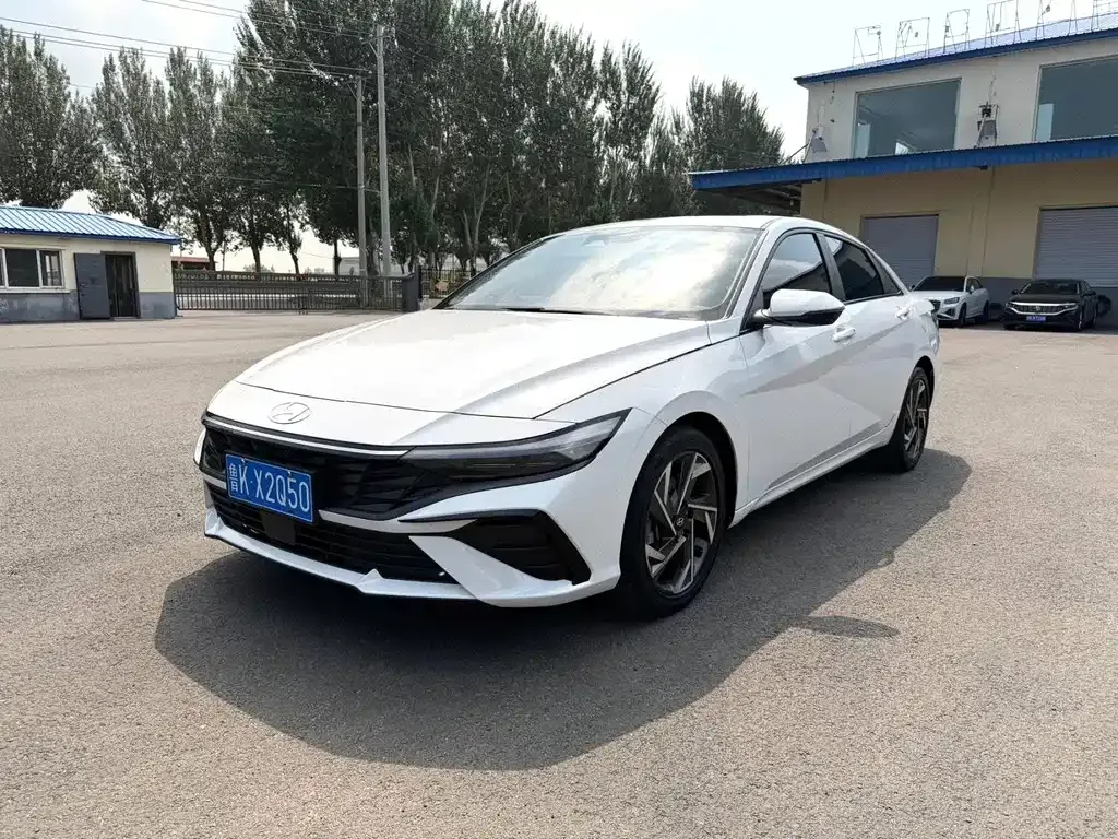Hyundai Elantra — фото 1