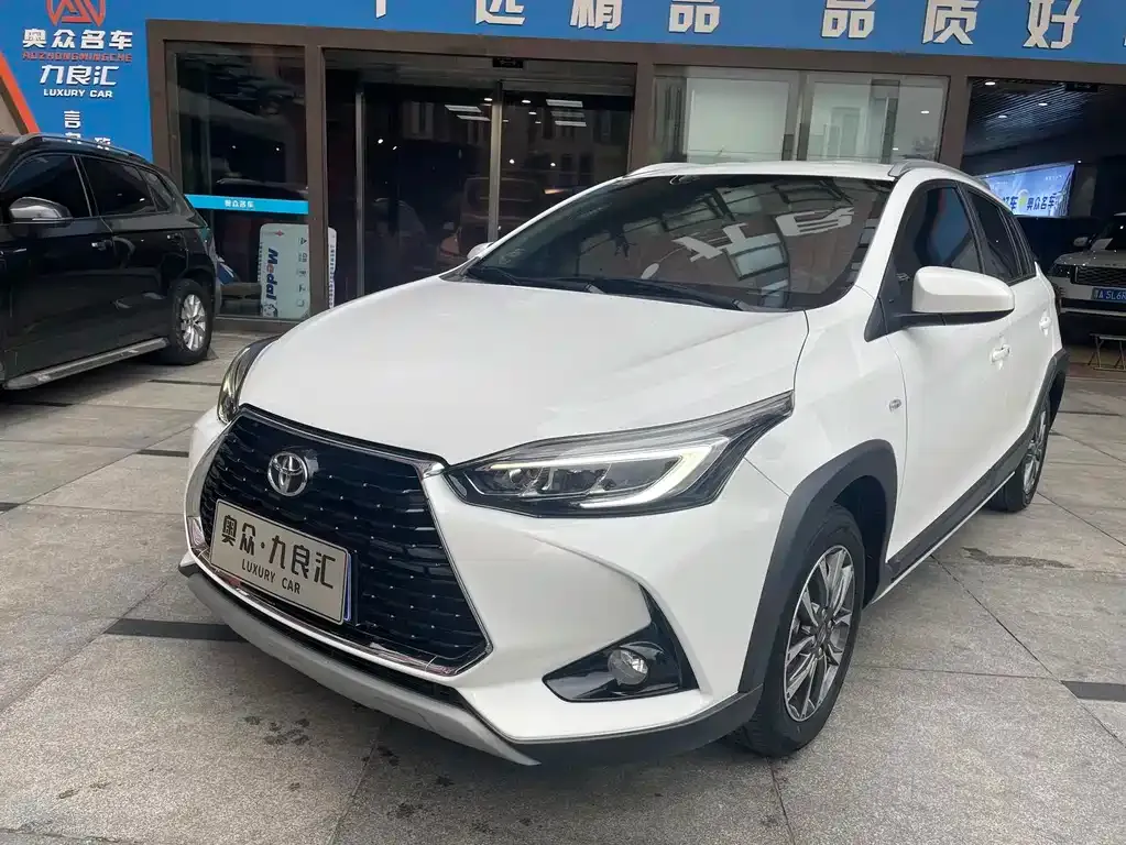 Toyota Yaris L — фото 1